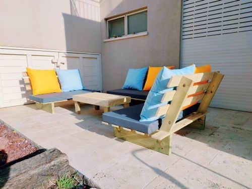 פינת זולה 2+2+2 ושולחן